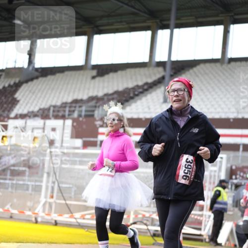 07.12.2025 - St. Pauli X-Mass-Run No. 15 Patografie http://msf.ph/oto/9369666 07.12.2025 11:27:16 Ziel 35, 36, 1772, 2995, 2999, 3004, 3956, 4647, 4656 meine-sportfotos.de