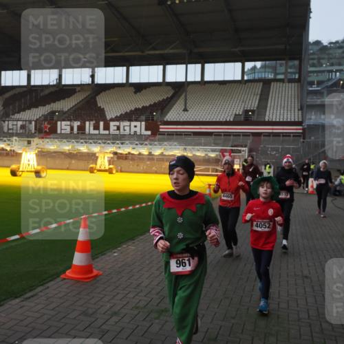 07.12.2025 - St. Pauli X-Mass-Run No. 15 Fabian Wolf http://msf.ph/oto/9369681 07.12.2025 09:59:36 Ziel 488, 910, 911, 961, 1763, 2204, 2207, 3513, 4029, 4051, 4052, 4465 meine-sportfotos.de