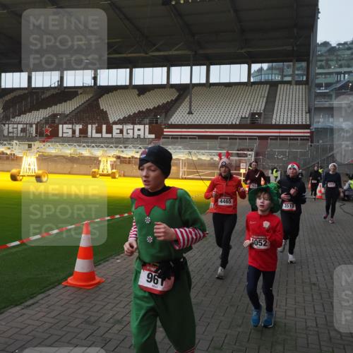 07.12.2025 - St. Pauli X-Mass-Run No. 15 Fabian Wolf http://msf.ph/oto/9369683 07.12.2025 09:59:36 Ziel 488, 910, 911, 961, 1763, 2204, 2207, 3513, 4029, 4051, 4052, 4465 meine-sportfotos.de