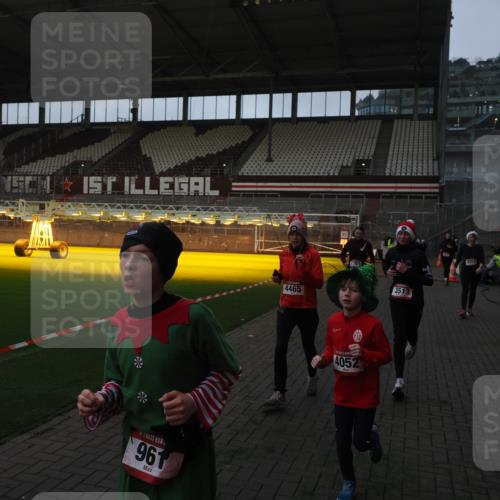 07.12.2025 - St. Pauli X-Mass-Run No. 15 Fabian Wolf http://msf.ph/oto/9369685 07.12.2025 09:59:36 Ziel 488, 910, 911, 961, 1763, 2204, 2207, 3513, 4029, 4051, 4052, 4465 meine-sportfotos.de