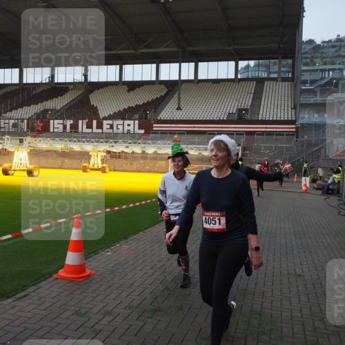 07.12.2025 - St. Pauli X-Mass-Run No. 15 Fabian Wolf http://msf.ph/oto/9369715 07.12.2025 09:59:42 Ziel 488, 910, 911, 961, 1763, 2186, 2729, 3513, 4029, 4051, 4052, 4465 meine-sportfotos.de