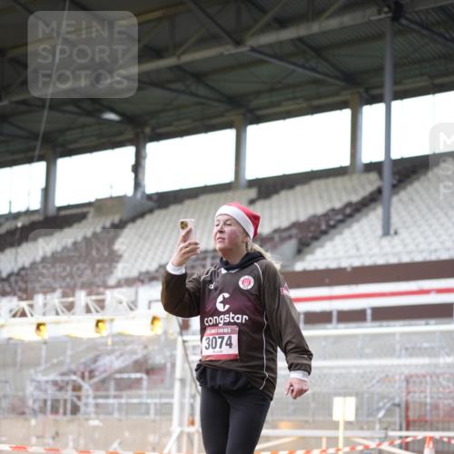 07.12.2025 - St. Pauli X-Mass-Run No. 15 Patografie http://msf.ph/oto/9369736 07.12.2025 11:28:05 Ziel 1082, 2138, 2139, 2163, 2655, 2930, 2980, 3027, 3057, 3063, 3074, 3599, 4644, 4653, 4655 meine-sportfotos.de