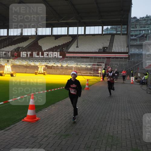 07.12.2025 - St. Pauli X-Mass-Run No. 15 Fabian Wolf http://msf.ph/oto/9369742 07.12.2025 09:59:46 Ziel 488, 910, 911, 934, 961, 1112, 1763, 2186, 2729, 2964, 3513, 4051, 4052, 4465 meine-sportfotos.de