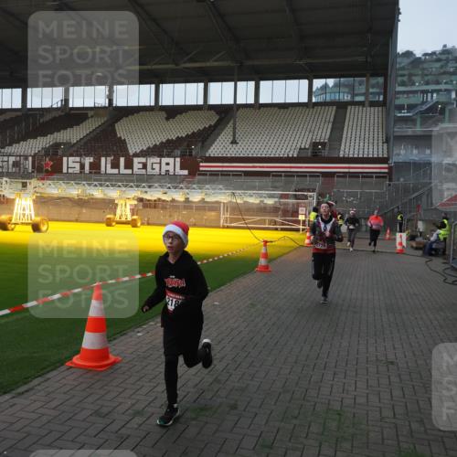 07.12.2025 - St. Pauli X-Mass-Run No. 15 Fabian Wolf http://msf.ph/oto/9369746 07.12.2025 09:59:47 Ziel 488, 910, 911, 934, 1112, 1763, 2186, 2729, 2964, 3513, 4051, 4052, 4465 meine-sportfotos.de