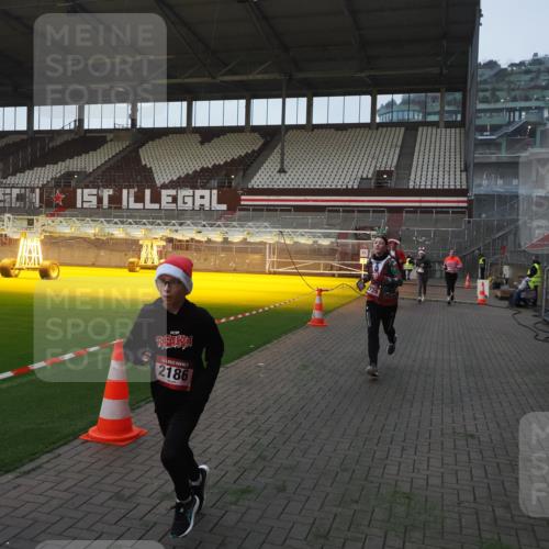 07.12.2025 - St. Pauli X-Mass-Run No. 15 Fabian Wolf http://msf.ph/oto/9369748 07.12.2025 09:59:47 Ziel 488, 910, 911, 934, 1112, 1763, 2186, 2729, 2964, 3513, 4051, 4052, 4465 meine-sportfotos.de
