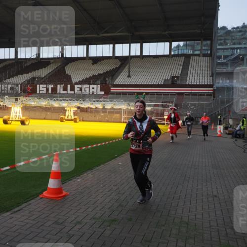 07.12.2025 - St. Pauli X-Mass-Run No. 15 Fabian Wolf http://msf.ph/oto/9369755 07.12.2025 09:59:48 Ziel 488, 910, 911, 934, 1112, 1763, 2186, 2729, 2964, 3513, 4051, 4052, 4465 meine-sportfotos.de