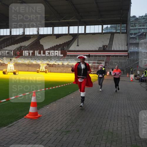 07.12.2025 - St. Pauli X-Mass-Run No. 15 Fabian Wolf http://msf.ph/oto/9369768 07.12.2025 09:59:50 Ziel 488, 910, 911, 934, 1112, 1763, 2186, 2729, 2964, 3513, 4051, 4052, 4465 meine-sportfotos.de