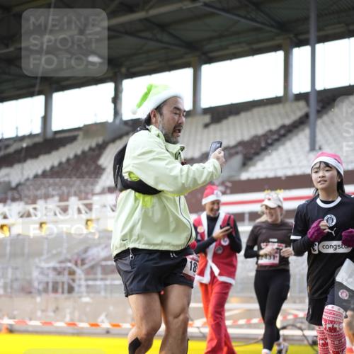 07.12.2025 - St. Pauli X-Mass-Run No. 15 Patografie http://msf.ph/oto/9369777 07.12.2025 11:28:26 Ziel 1897, 1917, 1919, 1920, 1921, 2162, 2164, 2426, 2427, 2431, 2495, 2774, 2808, 2845, 3670, 4641, 4832 meine-sportfotos.de