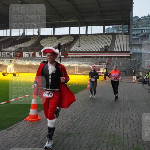 07.12.2025 - St. Pauli X-Mass-Run No. 15 Fabian Wolf http://msf.ph/oto/9369778 07.12.2025 09:59:51 Ziel 910, 911, 934, 1112, 1763, 2186, 2729, 2964, 3513, 4051 meine-sportfotos.de
