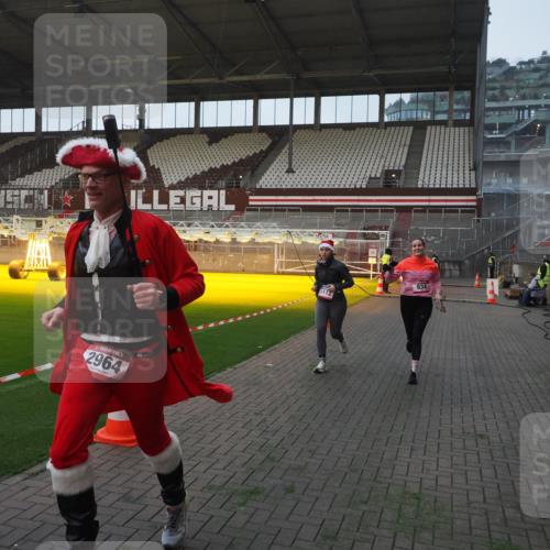 07.12.2025 - St. Pauli X-Mass-Run No. 15 Fabian Wolf http://msf.ph/oto/9369780 07.12.2025 09:59:51 Ziel 910, 911, 934, 1112, 1763, 2186, 2729, 2964, 3513, 4051 meine-sportfotos.de