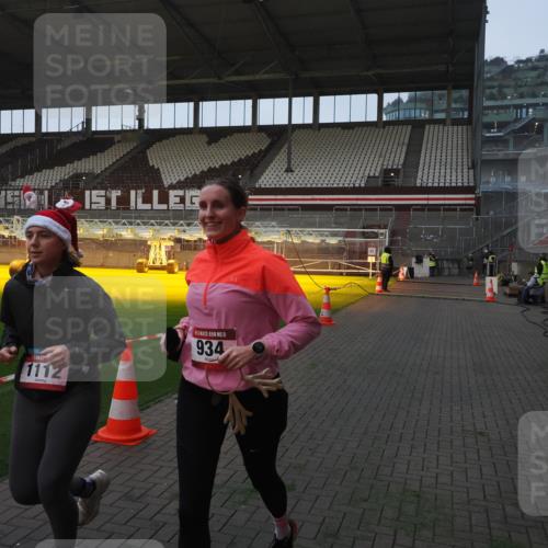 07.12.2025 - St. Pauli X-Mass-Run No. 15 Fabian Wolf http://msf.ph/oto/9369799 07.12.2025 09:59:53 Ziel 910, 911, 934, 1112, 2186, 2729, 2964 meine-sportfotos.de