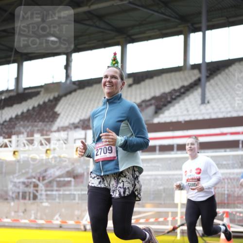 07.12.2025 - St. Pauli X-Mass-Run No. 15 Patografie http://msf.ph/oto/9369816 07.12.2025 11:28:41 Ziel 1917, 1919, 1920, 1921, 2038, 2383, 2426, 2427, 2431, 2495, 2707, 2709, 2774, 3234, 4818, 4832, 4837, 4838 meine-sportfotos.de