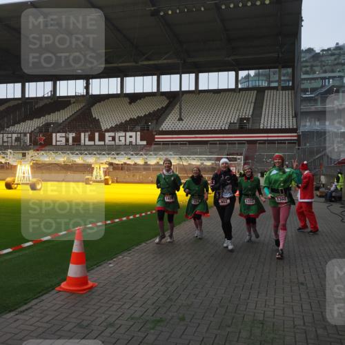 07.12.2025 - St. Pauli X-Mass-Run No. 15 Fabian Wolf http://msf.ph/oto/9369839 07.12.2025 10:00:08 Ziel 802, 1333, 1354, 1360, 1404, 2140, 2141, 4129 meine-sportfotos.de