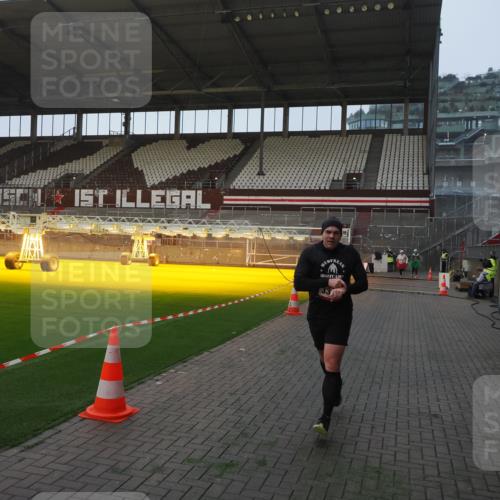 07.12.2025 - St. Pauli X-Mass-Run No. 15 Fabian Wolf http://msf.ph/oto/9369910 07.12.2025 10:00:24 Ziel 3336, 4129 meine-sportfotos.de