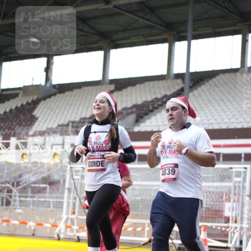 07.12.2025 - St. Pauli X-Mass-Run No. 15 Patografie http://msf.ph/oto/9369916 07.12.2025 11:29:45 Ziel 859, 882, 1922, 1924, 1925, 2787, 2838, 2840, 4651, 4839 meine-sportfotos.de