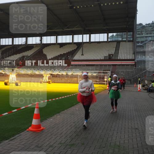 07.12.2025 - St. Pauli X-Mass-Run No. 15 Fabian Wolf http://msf.ph/oto/9369938 07.12.2025 10:00:33 Ziel 855, 1418, 1976, 2348, 3336 meine-sportfotos.de