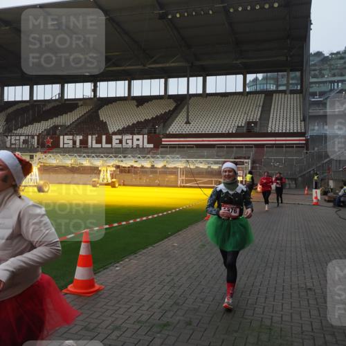 07.12.2025 - St. Pauli X-Mass-Run No. 15 Fabian Wolf http://msf.ph/oto/9369952 07.12.2025 10:00:34 Ziel 855, 1418, 1976, 2348, 3336 meine-sportfotos.de