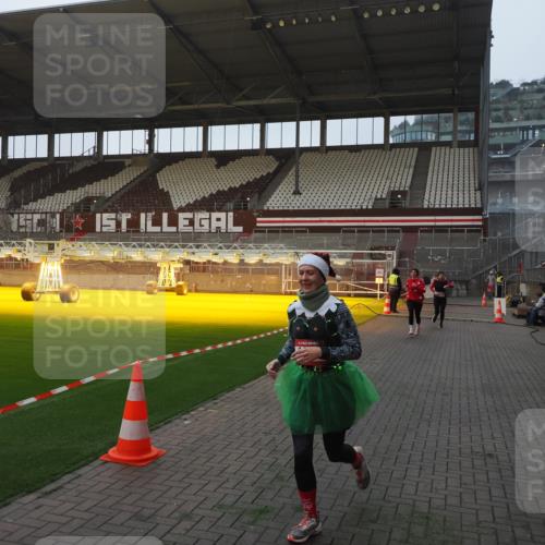 07.12.2025 - St. Pauli X-Mass-Run No. 15 Fabian Wolf http://msf.ph/oto/9369956 07.12.2025 10:00:35 Ziel 855, 1418, 1976, 2348, 3336 meine-sportfotos.de