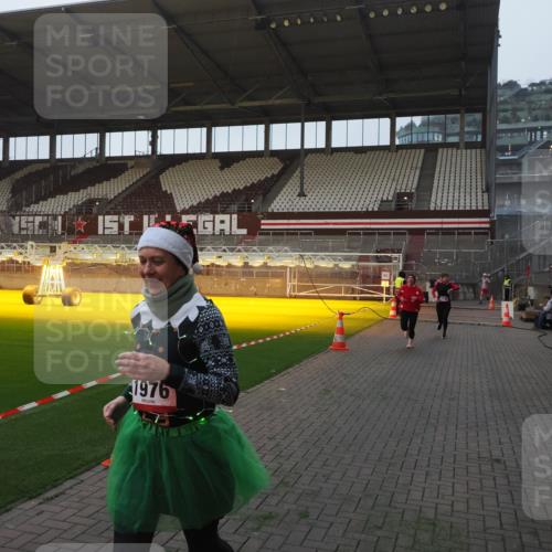 07.12.2025 - St. Pauli X-Mass-Run No. 15 Fabian Wolf http://msf.ph/oto/9369962 07.12.2025 10:00:35 Ziel 855, 1418, 1976, 2348, 3336 meine-sportfotos.de