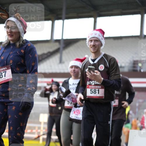 07.12.2025 - St. Pauli X-Mass-Run No. 15 Patografie http://msf.ph/oto/9369970 07.12.2025 11:30:45 Ziel 487, 539, 554, 579, 581, 848, 865, 870, 872, 2307, 2308, 2311, 2314, 2317, 2319, 2449, 2450, 2871, 3328 meine-sportfotos.de