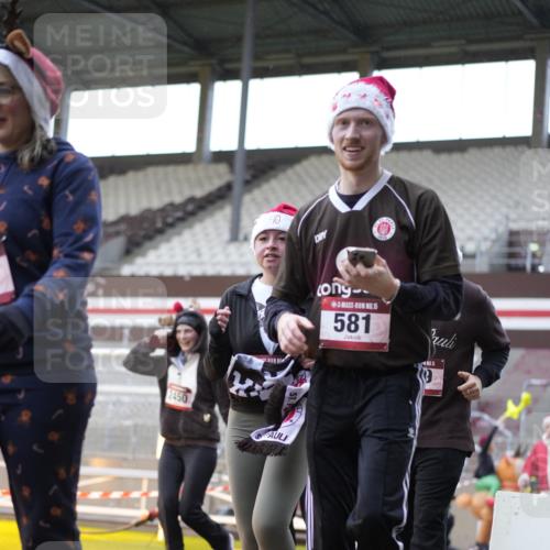 07.12.2025 - St. Pauli X-Mass-Run No. 15 Patografie http://msf.ph/oto/9369972 07.12.2025 11:30:45 Ziel 487, 539, 554, 579, 581, 848, 865, 870, 872, 2307, 2308, 2311, 2314, 2317, 2319, 2449, 2450, 2871, 3328 meine-sportfotos.de