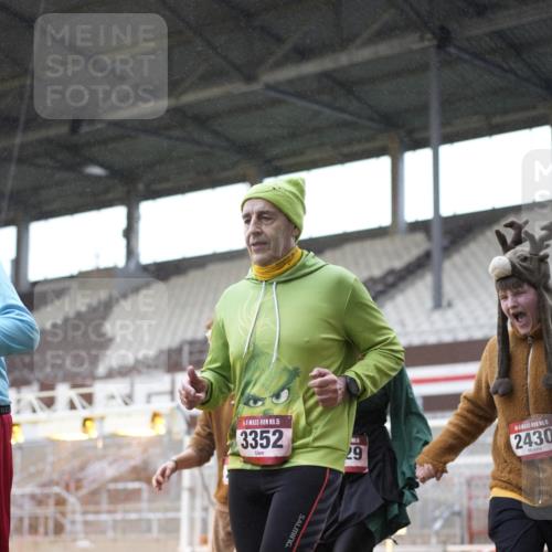 07.12.2025 - St. Pauli X-Mass-Run No. 15 Patografie http://msf.ph/oto/9370002 07.12.2025 11:31:11 Ziel 203, 329, 1755, 2428, 2429, 2430, 2492, 2493, 3181, 3182, 3184, 3238, 3239, 3352, 3436, 4105 meine-sportfotos.de
