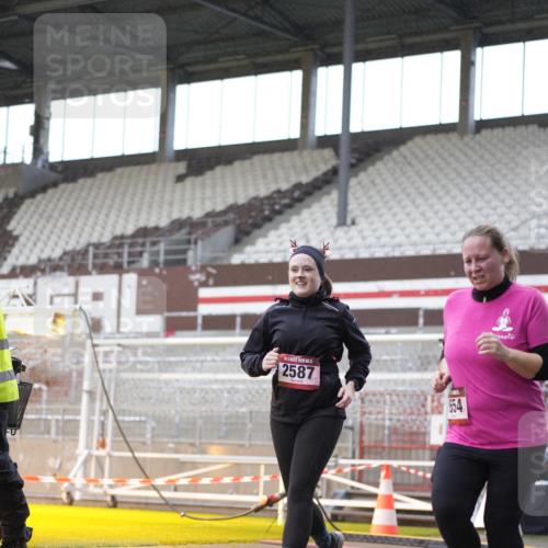 07.12.2025 - St. Pauli X-Mass-Run No. 15 Patografie http://msf.ph/oto/9370031 07.12.2025 11:31:37 Ziel 331, 2497, 2523, 2527, 2587, 2654, 2656, 3087, 3600 meine-sportfotos.de