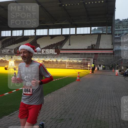 07.12.2025 - St. Pauli X-Mass-Run No. 15 Fabian Wolf http://msf.ph/oto/9370034 07.12.2025 10:00:45 Ziel 855, 1418, 1976, 2348, 3084 meine-sportfotos.de