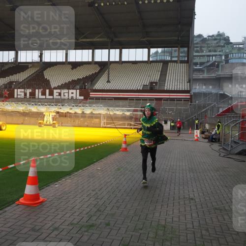 07.12.2025 - St. Pauli X-Mass-Run No. 15 Fabian Wolf http://msf.ph/oto/9370042 07.12.2025 10:00:53 Ziel 1050, 2378, 3084 meine-sportfotos.de