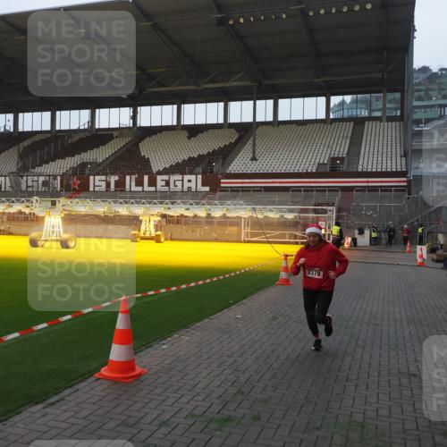 07.12.2025 - St. Pauli X-Mass-Run No. 15 Fabian Wolf http://msf.ph/oto/9370052 07.12.2025 10:01:00 Ziel 1050, 2378 meine-sportfotos.de