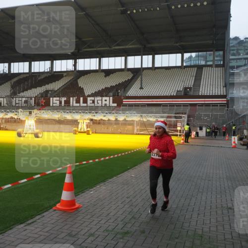 07.12.2025 - St. Pauli X-Mass-Run No. 15 Fabian Wolf http://msf.ph/oto/9370056 07.12.2025 10:01:00 Ziel 1050, 2378 meine-sportfotos.de