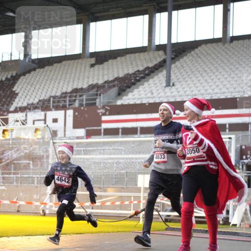07.12.2025 - St. Pauli X-Mass-Run No. 15 Patografie http://msf.ph/oto/9370062 07.12.2025 11:31:49 Ziel 2048, 2050, 2120, 2497, 2523, 2527, 2587, 2654, 2656, 3678, 4633, 4640, 4642 meine-sportfotos.de