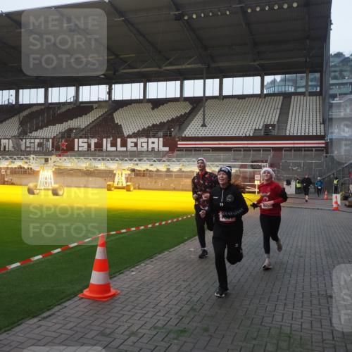 07.12.2025 - St. Pauli X-Mass-Run No. 15 Fabian Wolf http://msf.ph/oto/9370063 07.12.2025 10:01:08 Ziel 801, 1050, 1887, 1892, 2378, 2528 meine-sportfotos.de