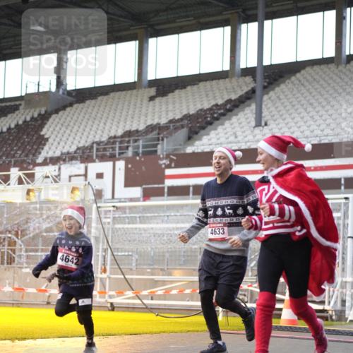 07.12.2025 - St. Pauli X-Mass-Run No. 15 Patografie http://msf.ph/oto/9370064 07.12.2025 11:31:49 Ziel 2048, 2050, 2120, 2497, 2523, 2527, 2587, 2654, 2656, 3678, 4633, 4640, 4642 meine-sportfotos.de