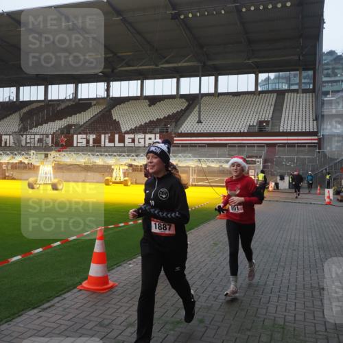 07.12.2025 - St. Pauli X-Mass-Run No. 15 Fabian Wolf http://msf.ph/oto/9370069 07.12.2025 10:01:09 Ziel 801, 1050, 1887, 1892, 2378, 2528 meine-sportfotos.de
