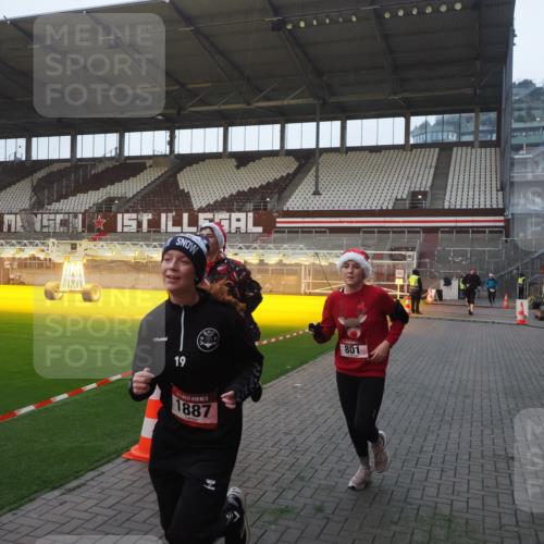 07.12.2025 - St. Pauli X-Mass-Run No. 15 Fabian Wolf http://msf.ph/oto/9370071 07.12.2025 10:01:09 Ziel 801, 1050, 1887, 1892, 2378, 2528 meine-sportfotos.de