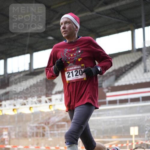 07.12.2025 - St. Pauli X-Mass-Run No. 15 Patografie http://msf.ph/oto/9370072 07.12.2025 11:31:51 Ziel 2048, 2050, 2120, 2497, 2523, 2527, 2587, 2654, 2656, 3678, 4633, 4640, 4642 meine-sportfotos.de