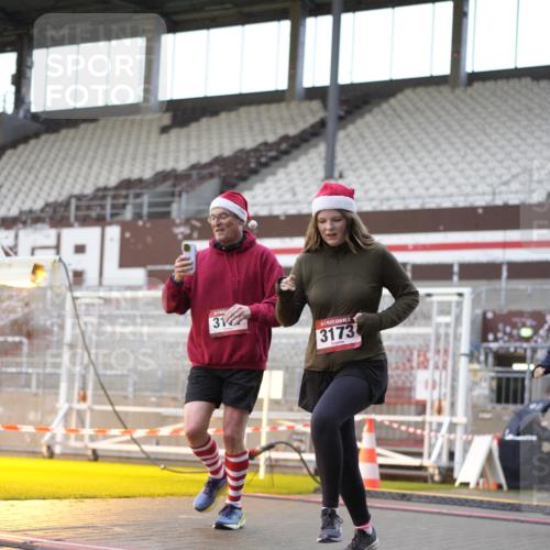 07.12.2025 - St. Pauli X-Mass-Run No. 15 Patografie http://msf.ph/oto/9370087 07.12.2025 11:32:11 Ziel 1081, 2043, 2044, 2595, 3173, 3177, 3343 meine-sportfotos.de