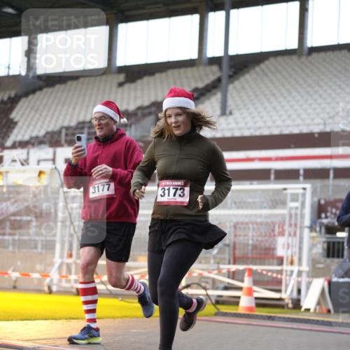 07.12.2025 - St. Pauli X-Mass-Run No. 15 Patografie http://msf.ph/oto/9370091 07.12.2025 11:32:11 Ziel 1081, 2043, 2044, 2595, 3173, 3177, 3343 meine-sportfotos.de