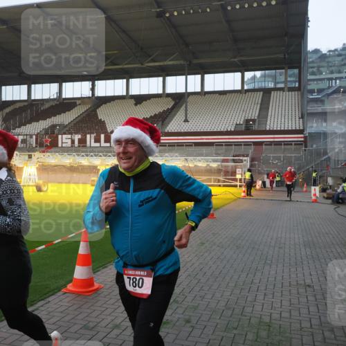 07.12.2025 - St. Pauli X-Mass-Run No. 15 Fabian Wolf http://msf.ph/oto/9370112 07.12.2025 10:01:20 Ziel 780, 783, 801, 1124, 1887, 1892, 2528 meine-sportfotos.de