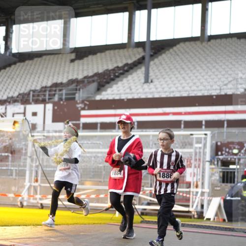 07.12.2025 - St. Pauli X-Mass-Run No. 15 Patografie http://msf.ph/oto/9370113 07.12.2025 11:32:27 Ziel 1081, 1884, 1886, 1998, 1999, 2000, 2015, 2283, 2419, 2595, 3177 meine-sportfotos.de