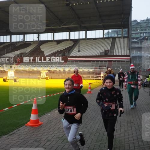 07.12.2025 - St. Pauli X-Mass-Run No. 15 Fabian Wolf http://msf.ph/oto/9370167 07.12.2025 10:01:32 Ziel 118, 393, 804, 1124, 1294, 1760, 3187, 3580, 3582, 3629, 3878 meine-sportfotos.de