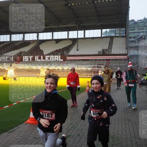07.12.2025 - St. Pauli X-Mass-Run No. 15 Fabian Wolf http://msf.ph/oto/9370169 07.12.2025 10:01:32 Ziel 118, 393, 804, 1124, 1294, 1760, 3187, 3580, 3582, 3629, 3878 meine-sportfotos.de