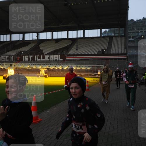 07.12.2025 - St. Pauli X-Mass-Run No. 15 Fabian Wolf http://msf.ph/oto/9370171 07.12.2025 10:01:32 Ziel 118, 393, 804, 1124, 1294, 1760, 3187, 3580, 3582, 3629, 3878 meine-sportfotos.de