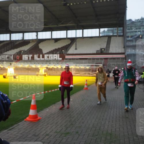 07.12.2025 - St. Pauli X-Mass-Run No. 15 Fabian Wolf http://msf.ph/oto/9370175 07.12.2025 10:01:33 Ziel 118, 393, 804, 1124, 1294, 1724, 1760, 3187, 3580, 3582, 3629, 3878 meine-sportfotos.de