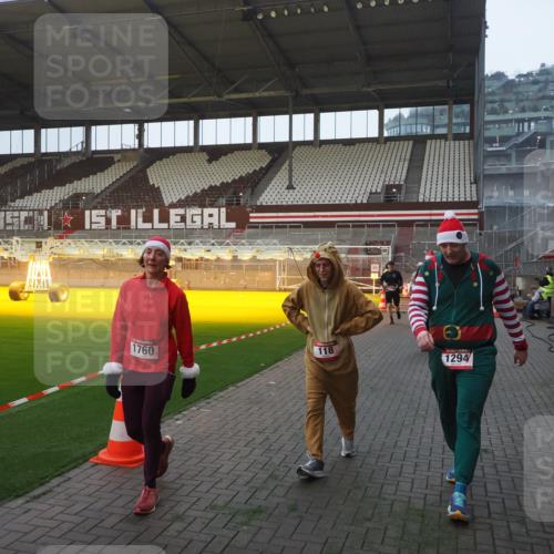 07.12.2025 - St. Pauli X-Mass-Run No. 15 Fabian Wolf http://msf.ph/oto/9370191 07.12.2025 10:01:35 Ziel 118, 393, 804, 1124, 1294, 1724, 1760, 1859, 3187, 3580, 3582, 3629, 3878 meine-sportfotos.de