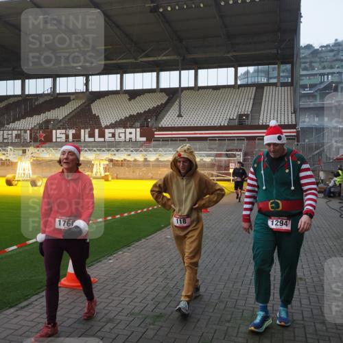 07.12.2025 - St. Pauli X-Mass-Run No. 15 Fabian Wolf http://msf.ph/oto/9370195 07.12.2025 10:01:35 Ziel 118, 393, 804, 1124, 1294, 1724, 1760, 1859, 3187, 3580, 3582, 3629, 3878 meine-sportfotos.de