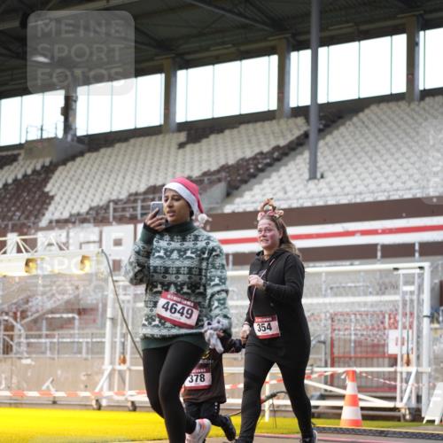 07.12.2025 - St. Pauli X-Mass-Run No. 15 Patografie http://msf.ph/oto/9370214 07.12.2025 11:33:30 Ziel 56, 62, 72, 73, 85, 94, 103, 110, 142, 181, 260, 340, 349, 354, 378, 1361, 3166, 3169, 3253, 3254, 4649 meine-sportfotos.de