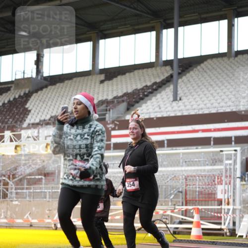 07.12.2025 - St. Pauli X-Mass-Run No. 15 Patografie http://msf.ph/oto/9370216 07.12.2025 11:33:30 Ziel 56, 62, 72, 73, 85, 94, 103, 110, 142, 181, 260, 340, 349, 354, 378, 1361, 3166, 3169, 3253, 3254, 4649 meine-sportfotos.de