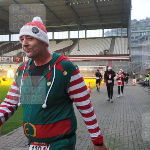 07.12.2025 - St. Pauli X-Mass-Run No. 15 Fabian Wolf http://msf.ph/oto/9370217 07.12.2025 10:01:37 Ziel 118, 393, 804, 1124, 1294, 1724, 1760, 1859, 2167, 2681, 3187, 3580, 3582, 3629, 3878 meine-sportfotos.de